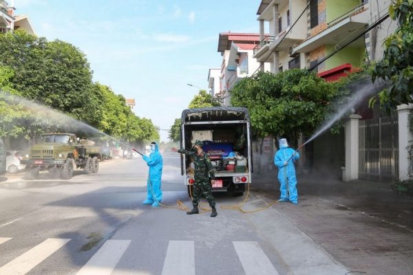 Phun xịt khử khuẩn đường phố